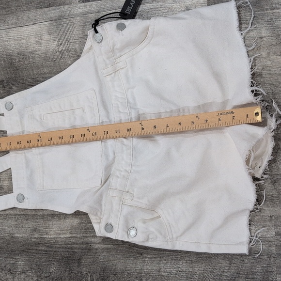 Blank NYC White Jean  Overall Shorts Distressed Hem Size 29 - Picture 3 of 7